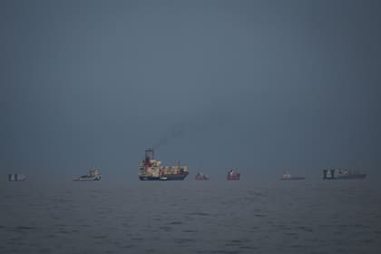 Petroleros y mercantes esperan en el estrecho de Ormuz vistos desde Khor Fakkan, Emiratos Árabes Unidos