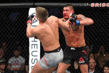 Pettis, con el rostro bañado en sangre, ya conectó a Thompson para concretar el KO más impactante de 2019