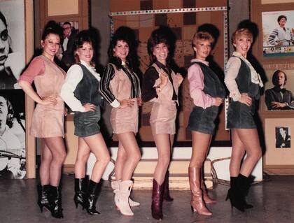 Petty (a la izquierda), junto al resto de las secretarias del programa Si lo sabe, cante, conducido por Roberto Galán. Junto a ella se encuentran en la imagen Stella Maris Muñoz, Ángeles Cudos, Dorita Delgado, Jorgelina Aranda y Gladys Mancini