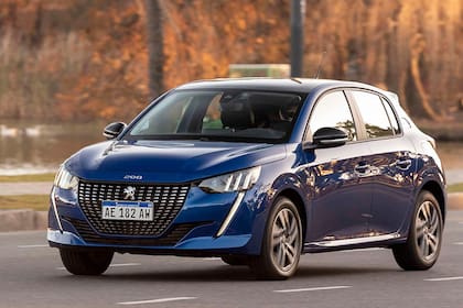Peugeot 208 Allure MT Atractivo. Tiene una estética que no pasa inadvertida; abajo, la disposición i-Cockpit del interior