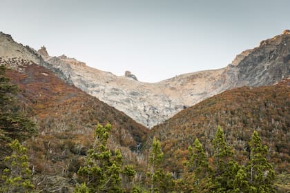 Peuma Hue es un paraíso para amantes del trekking, con senderos que cruzan bosques prístinos, rocas, barrancos, colinas e imponentes cascadas con maravillosas vistas sobre los lagos Gutiérrez y Mascardi.
