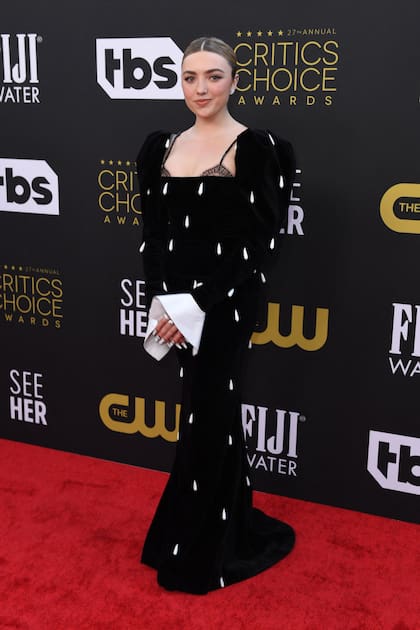 Peyton List se inclinó por un vestido bastante particular de color negro con detalles en blanco