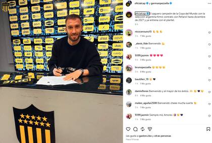 Pezzella al momento de la firma de su contrato