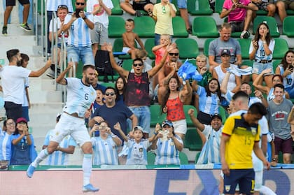 Pezzella, capitán por segunda vez en la selección, celebra su gol, el cuarto de Argentina ante Ecuador.