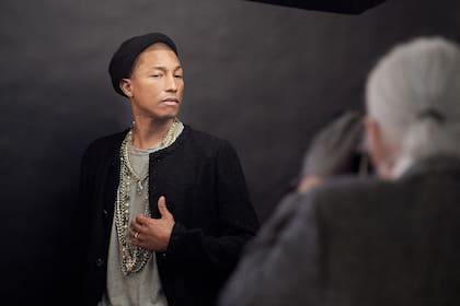 Pharrell Williams para Chanel bajo el lente de karl lagerfed