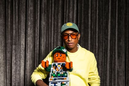 Pharrell Williams posa para promover la película “Piece by Piece” durante el Festival Internacional de Cine de Toronto, el lunes 9 de septiembre de 2024, en Toronto. (Foto Arthur Mola/Invision/AP)