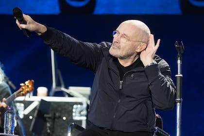Phil Collins interactuando con su público en un show en el Hyde Park de Londres en junio de 2017