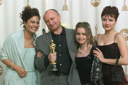 Phill Collins junto a su familia, en la entrega de los premios Oscar de 2000