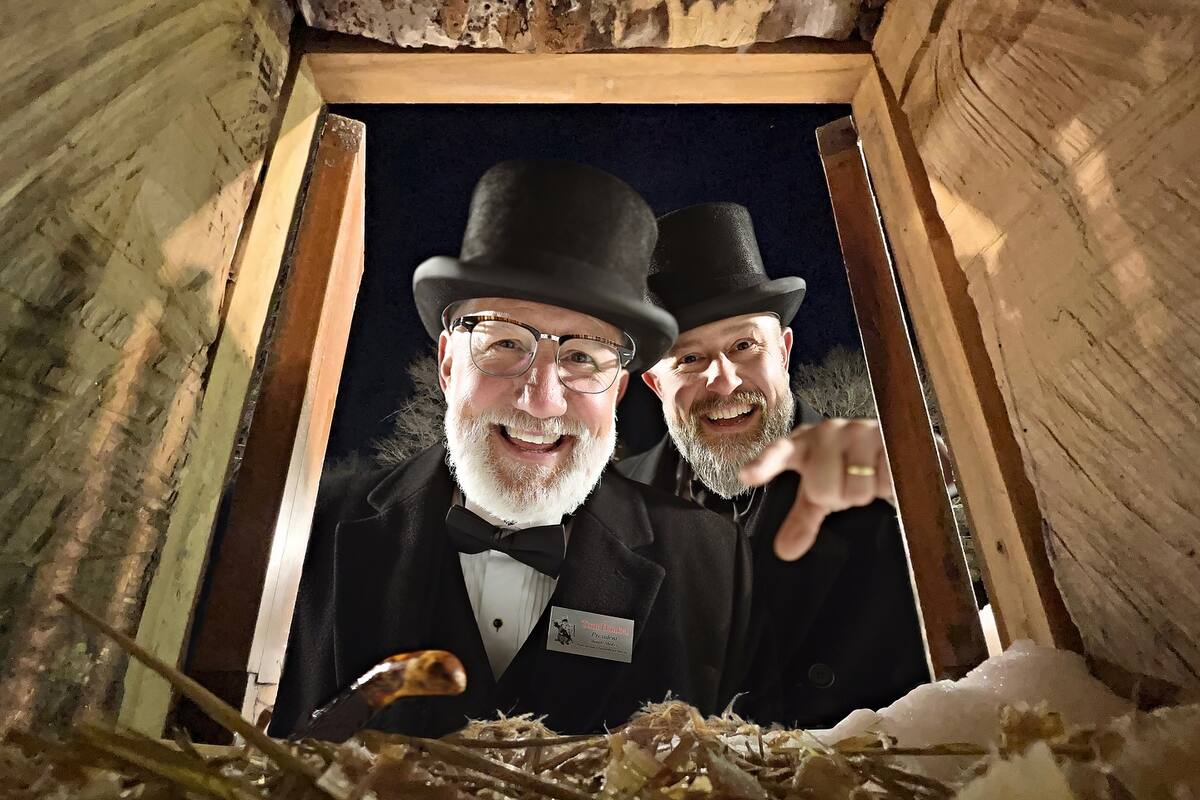 Phil existe desde 1887. No biológicamente, ninguna marmota vive más de una década, sino simbólicamente. El Inner Circle afirma que el animal se mantiene joven gracias a un “elixir secreto”. En realidad, lo que se renueva es el personaje, no el cuerpo. Phil no es uno: es una saga.