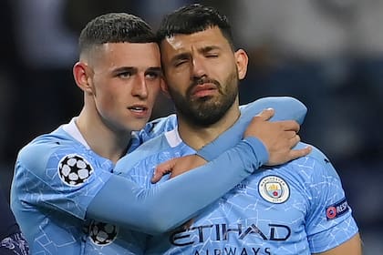 Phil Foden abraza a Sergio "Kun" Agüero en la derrota de Manchester City ante el Chelsea, por la final de la Champions League (Foto: David Ramos/Pool via AP)