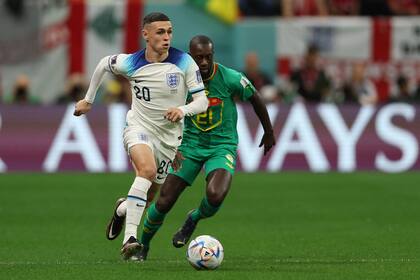 Phil Foden deja atrás a Youssouf Sabaly