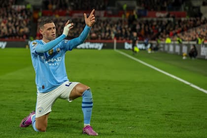 Phil Foden, delantero del Manchester City, celebra como 'El Francotirador' tras anotar el segundo tanto de su equipo ante el Brentford en febrero del 2024, por la Premier League