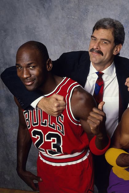 Phil Jackson, el entrenador que tuvo bajo su mando a Michael Jordan y Kobe Bryant y alcanzó la gloria deportiva con ambos (Photo by John Biever /Sports Illustrated via Getty Images)