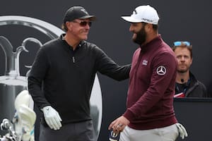 Phil Mickelson, el pionero en el LIV Series, le da la bienvenida a Jon Rahm, que acaba de sumarse a la líga árabe de golf por una cifra exorbitante