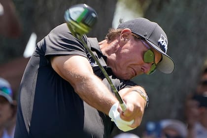Phil Mickelson pega en el hoyo 7; el hambre de gloria intacto para el zurdo, que sigue alimentando su palmarés de 5 majors y 44 títulos de PGA en total