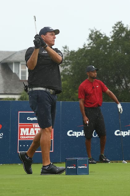 Pega Mickelson, Tiger observa