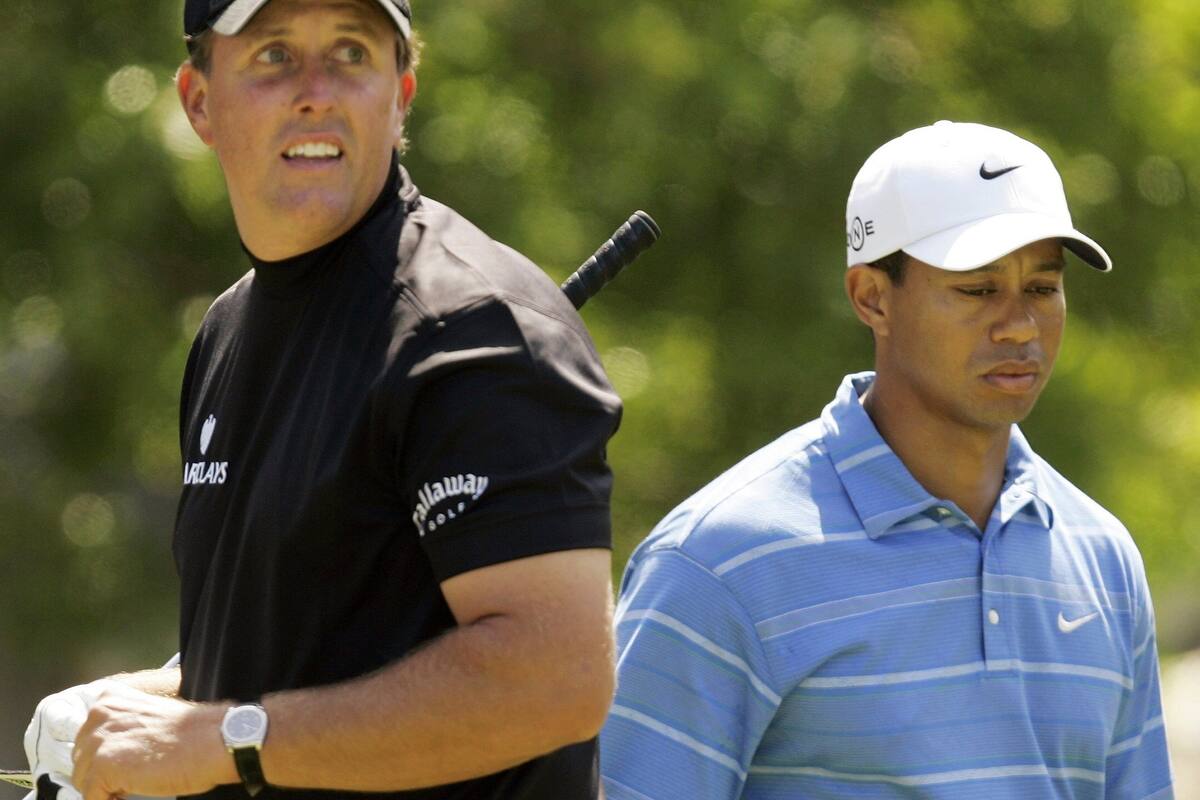 Phil Mickelson y Tiger Woods se encuentran en el 11 ° tee durante la primera ronda del 108 ° torneo de golf abierto de EE. UU. En Torrey Pines en San Diego en esta foto de archivo del 12 de junio de 2008.