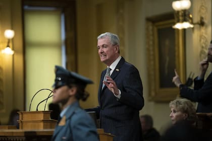 Phil Murphy señaló que su propuesta prioriza el alivio de los impuestos a la propiedad, los servicios sociales, la educación y la financiación de NJ Transit (Matt Rourke/AP)