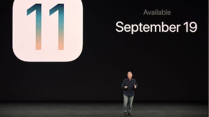Phil Schiller hablando del iOS 11 durante la presentación del iPhone X