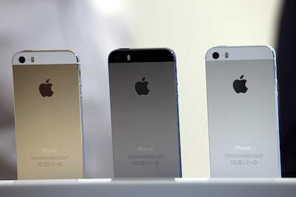 El iPhone 5S en sus tres variantes, uno de los dos modelos de teléfono móvil que Apple presentó en su sede de Cupertino