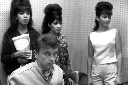 Phil Spector y The Ronettes, en los sesenta, cuando comenzaron los primeros éxitos y el amor entre el productor y la cantante