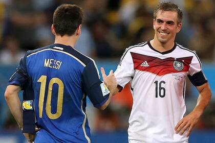 Philipp Lahm, campeón del mundo con Alemania (en la escena, con Leo Messi), afirmó que el Mundial no debió ser otorgado a Qatar