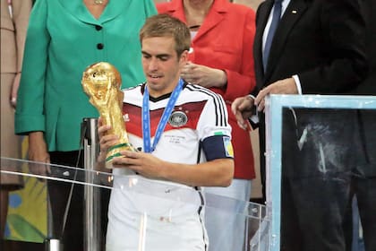 Philipp Lahm, el ex capitán de Alemania, con la Copa en Brasil 2014