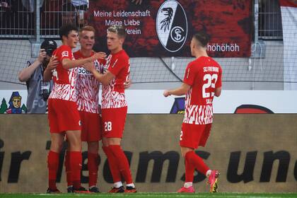 Philipp Lienhart (segundo a la izquierda) celebra junto su anotación a sus compañeros del Friburgo durante el partido ante el FC Augsburg en el Europa-Park Stadion, en Friburgo, Alemania, por la Liga Alemana, domingo 1 de octubre del 2023. (Philipp von Ditfurth/dpa via AP)