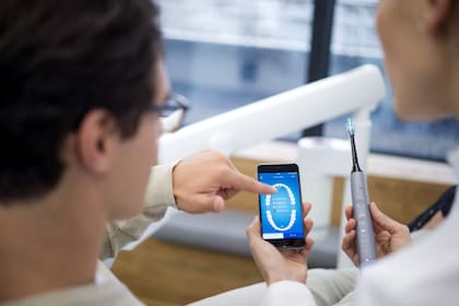 Philips desarrolla soluciones portátiles que permiten acceder a un seguimiento personalizado, como esta App para recibir en tiempo real un informe sobre el desempeño del cepillado y consejos de cuidado oral a través de tu Smartphone para el portfolio de cepillos Sonicare.