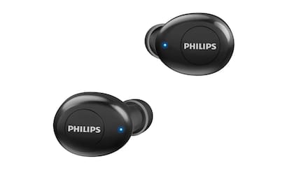 Philips TAT2205BK/00. Con un tiempo de carga de 15 minutos para 1 hora de reproducción, estos auriculares de tipo in-ear pueden ser otra opción para las clases virtuales o las videollamadas para realizar trabajos en grupo a distancia.
También los podemos alternar para usarlos a la hora de hacer ejercicios dado que cuenta son resistentes a salpicaduras y transpiración.
Precio sugerido $14.629.