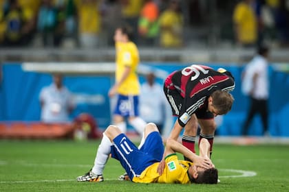 Phillip Lahm consuela a un abatido Oscar tras el 7-1 en Belo Horizonte