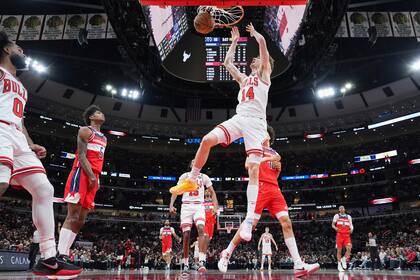 Phillips anota 23 puntos, su mejor marca, y Bulls aplastan a Wizards por 119-89