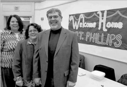 Phillips, con su hermana Nancy McCormack y su esposa Andrea