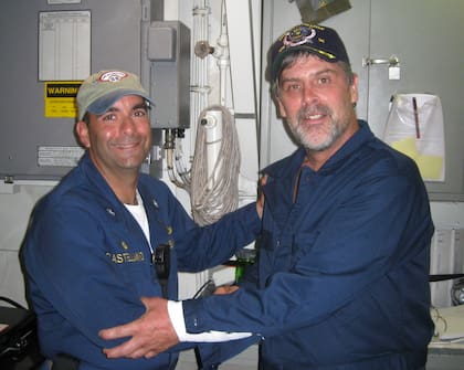 Phillips y un fuerte apretón de manos con Frank Castellano, el comandante del USS Bainbridge