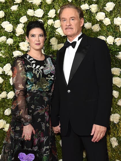 Phoebe Cates junto a Kevin Kline, en 2017