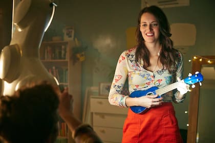 Crashing (2016) Netflix. Una temporada Un grupo de jóvenes se instalan como cuidadores en un hospital abandonado. Waller-Bridge escribe e interpreta a Lulu