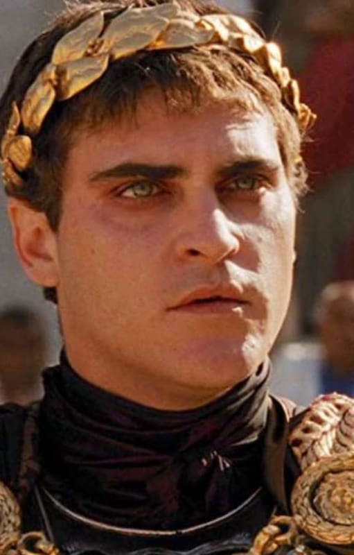 Phoenix fue Cómodo, una malvada autoridad romana en los tiempos del imperio, en el filme Gladiador, del año 2000