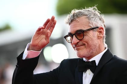 Phoenix, que vuelve a ponerse en la piel de Guasón, saludó a la prensa en su paso por la red carpet de la Biennale