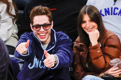 Photo © 2022 Backgrid/The Grosby Group
27 NOVEMBER 2022
New York, NY - Pete Davidson and Emily Ratajkowski are all smiles as they attend the Grizzlies vs Knicks game at Madison Square Garden together.****
Pete Davidson y Emily Ratajkowski sonríen mientras asisten juntos al juego Grizzlies vs Knicks en el Madison Square Garden.