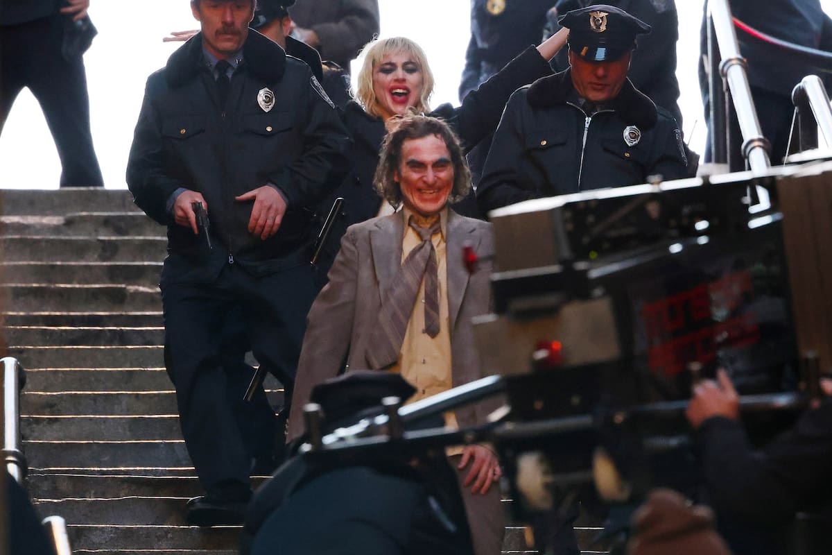 Photo © 2023 The Image Direct/The Grosby Group
Lady Gaga como Harley Quinn canta y baila mientras el personaje de Joaquin Phoenix, el Joker, es arrestado durante la filmación de "Joker: Folie à Deux" en las icónicas escaleras del Joker en el Bronx.