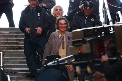 Photo © 2023 The Image Direct/The Grosby Group

Lady Gaga como Harley Quinn canta y baila mientras el personaje de Joaquin Phoenix, el Joker, es arrestado durante la filmación de "Joker: Folie à Deux" en las icónicas escaleras del Joker en el Bronx.