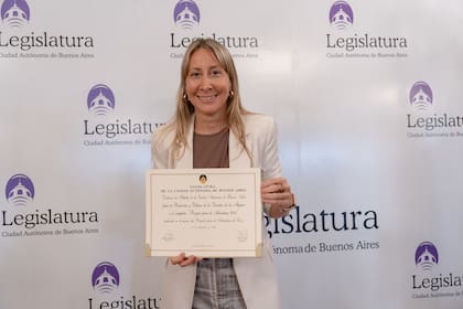 Pía Fittipaldi, Brand Manager de Dove se emocionó al recibir el reconocimiento formal del Proyecto.