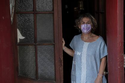 Pia Ortiz, chilena de 60 años, posa para una foto en la puerta principal de su casa en la Comuna de la Estación Central de Santiago, el 2 de marzo de 2021