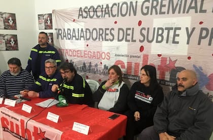 Pianelli, en el centro, durante la conferencia de prensa de hoy en la que anunciaron los cinco casos detectados