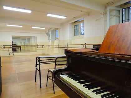 Piano, barras y espejos... todo listo para las clases de danza.