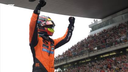 Piastri no hará algo más llamativo que esto como celebración: alzar los brazos parado sobre su McLaren; el australiano se anota como retador para el campeonato.