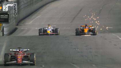 Piastri superando a Hadjar para ganar la sexta posición: una situación que llamó la atención porque el monoplaza de McLaren tenía más fricción contra el suelo de lo normal
