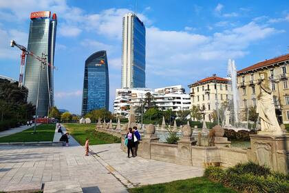Piazza Tri Torri, con pulmones verdes que equilibran la escala de los rascacielos