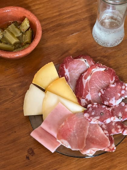 Picada de quesos y fiambres en Don Guille.