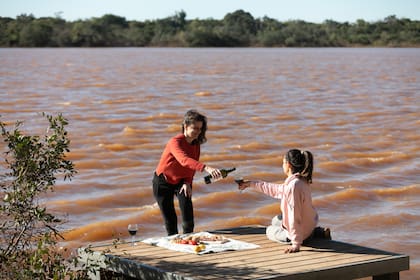 Picada y vino a orillas del río Uruguay.